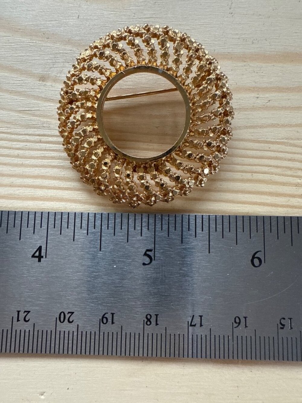 VTG BSK Gold Wreath Brooch Pin Textured Mid Century Retro Costume Jewelry - Picture 4 of 5